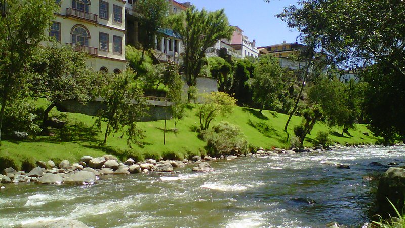The Tomebamba and the hanging houses — Cuenca