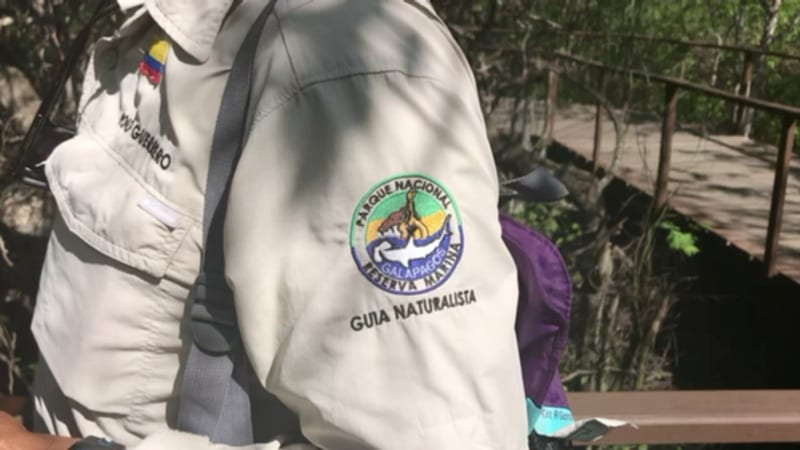 A National Park–licensed naturalist guide on the boardwalk at Cerro Tijeretas — Cerro Tijeretas, San Cristóbal · January 2019 · filmed by us
